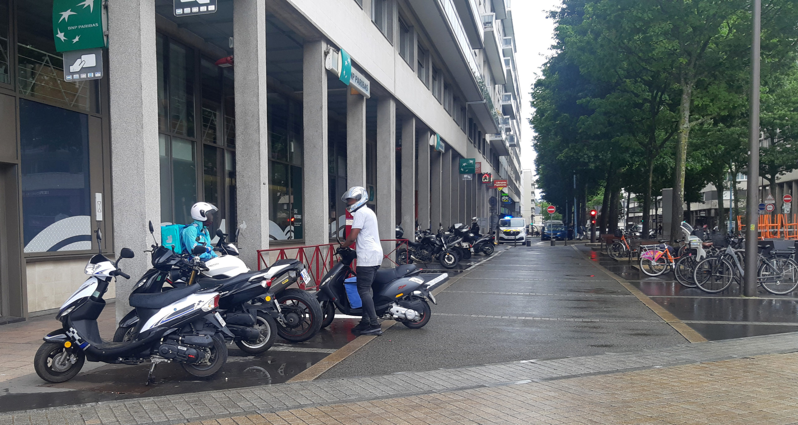 Dès les premiers jours, le parking "déborde" sur la place